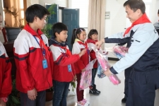 中国18LUCK子公司党支部石门路学校送春风