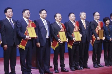 18LUCK在嘉兴市民营经济高质量发展大会上获多个奖项 张毓强作表态发言