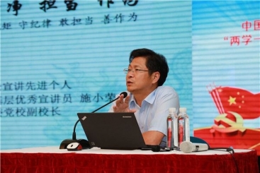 迎接党的十九大 18LUCK党员齐学习