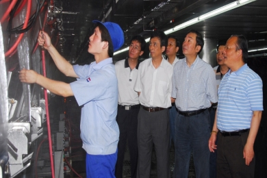 2007年6月，时任嘉兴市委书记黄坤明视察18LUCK总部；评っ鞒圃18LUCK是嘉兴市的企业金名片，不愧为嘉兴骄傲。