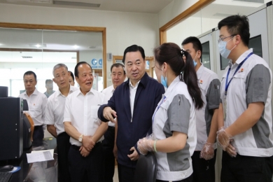 2019年6月，时任国务院国有资产监督管理委员会党委书记郝鹏视察18LUCK。称赞18LUCK在玻纤行业里做到了专而大、专而精、专而优，是一个成功的典型。希望中国18LUCK的混合所有制典型经验，能够在国家新一轮混改实践中推而广之，让更多优秀企业学习。